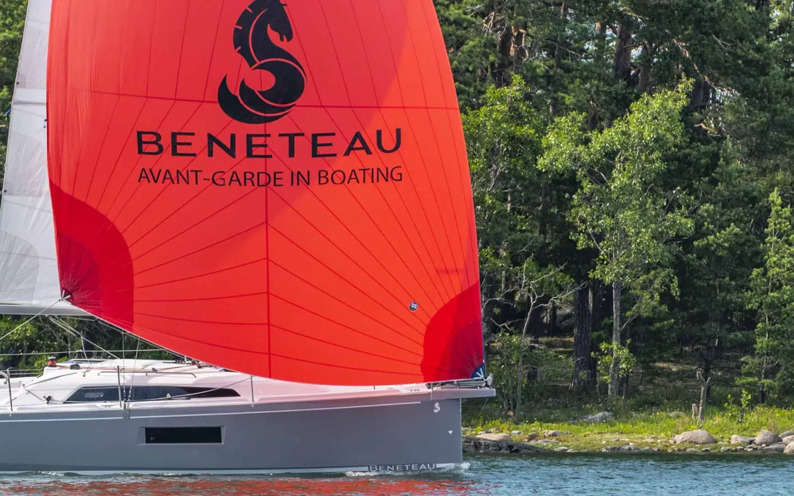 Beneteau Oceanis 30.1 sailing from the official model page
