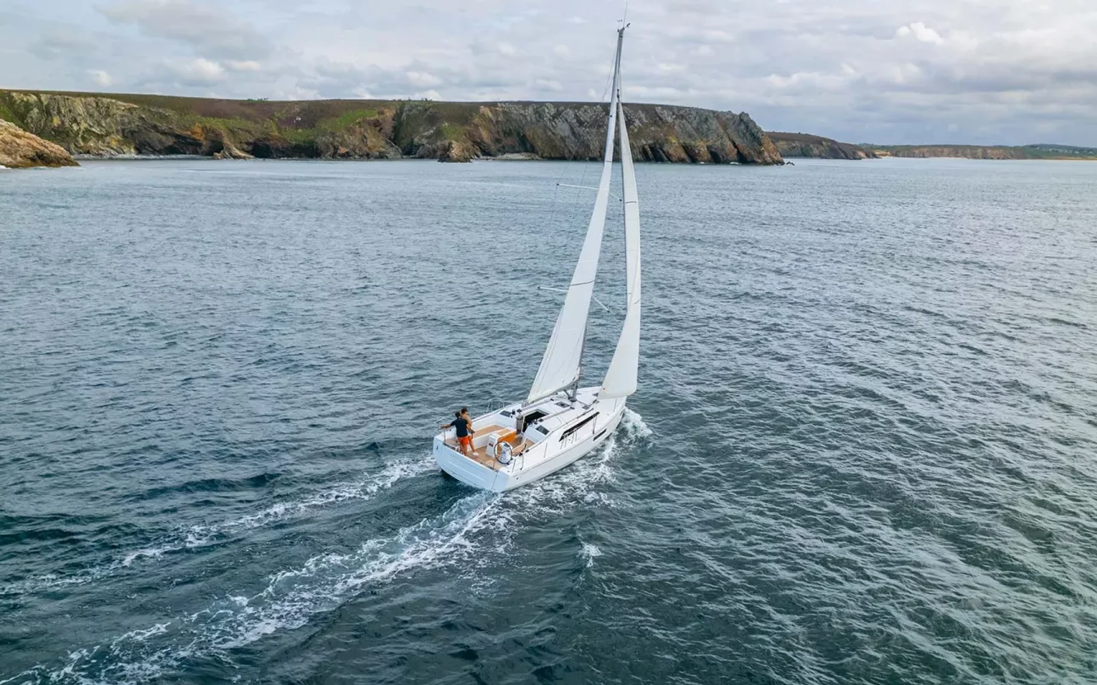 Beneteau Oceanis 37.1 sailing from the official model page